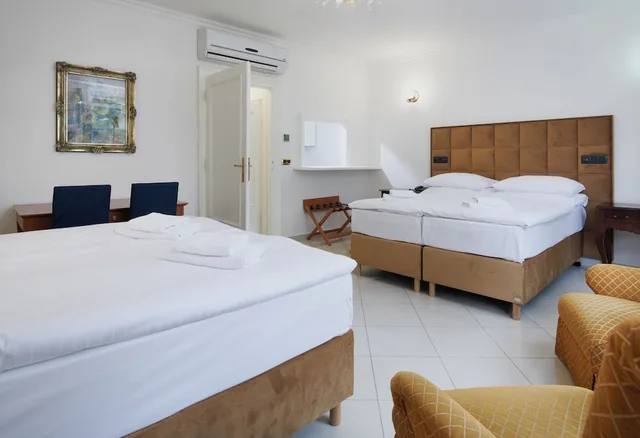 غرفة رباعية بسرير كوين وسريرين منفصلين، Hotel Bologna 3/9