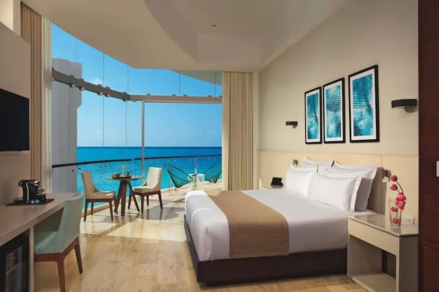 Altitude, Suite, King Bed, Partial View, Corner، Altitude By Krystal Grand Punta Cancun All Inclusive 9/10