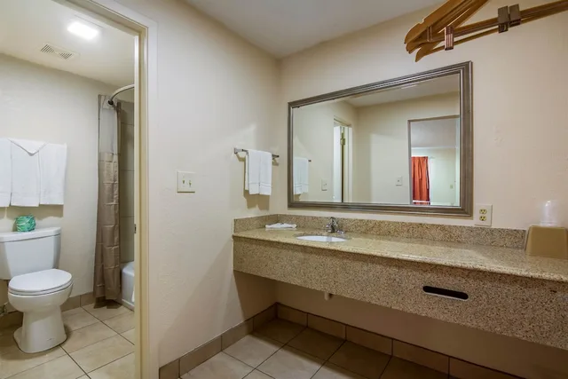 غرفة قياسية بسريرين كوين للمدخنين، Motel6 Winnie Tx 7/8