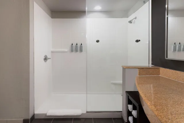 غرفة بسرير كينج بجاكوزي، Courtyard by Marriott Oklahoma City North/Quail Springs 3/4