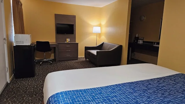 غرفة ديلوكس بسرير كينج، Travelodge by Wyndham Wenatchee 3/10