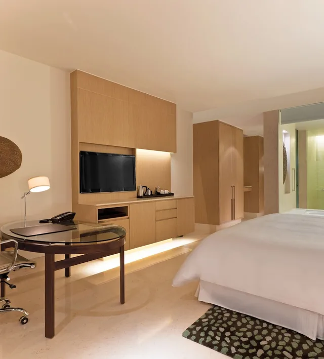 Room, King Bed, Pool View, The Westin Gurgaon New Delhi 3/10