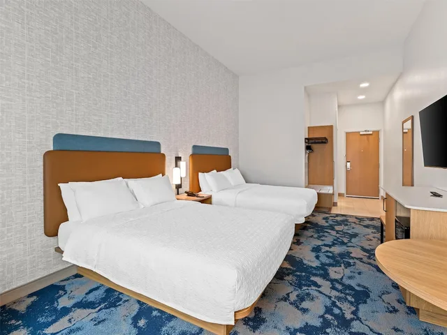 Room, 2 Queen Beds, Balcony or Patio، Hampton Inn St Ignace Lakefront Mackinac 2/3
