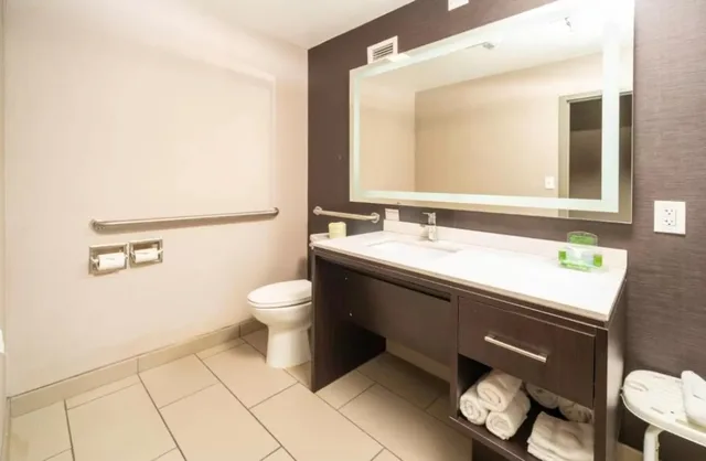 غرفة قياسية بسرير مزدوج، Holiday Inn Louisville East - Hurstbourne 1/1