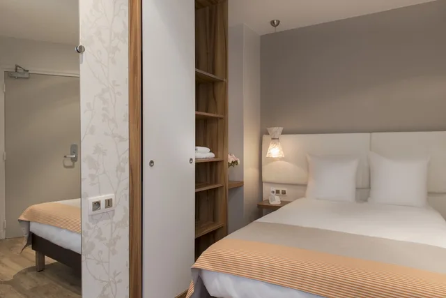 Premium, Triple, Hotel Magenta 38 by Happyculture 2/6