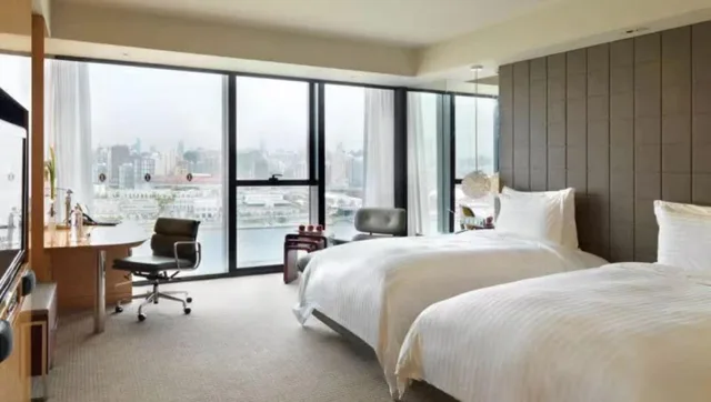 غرفة بزنس بسريرين منفصلين بإطلالة على المدينة مع دخول صالة النادي، Intercontinental Shanghai Expo Hotel 3/5
