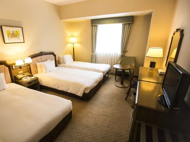 غرفة قياسية ثلاثية بسريرين منفصلين مع أريكة للمدخنين، Hotel Mystays Sapporo Aspen 1/2