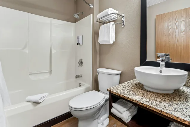 غرفة سوبيريور بسرير كينج، Red Roof Plus Suites Malone 3/6
