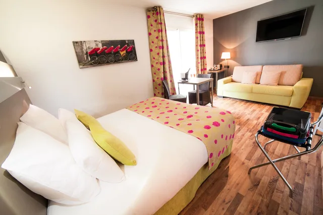 جناح جونيور بسرير كوين مع أريكة، Hotel Les Domes - Perpignan Sud by Hosteletour 1/4
