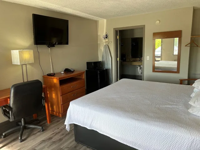 غرفة قياسية بسرير كينج للمدخنين، Days Inn By Wyndham Ku Lawrence 3/10