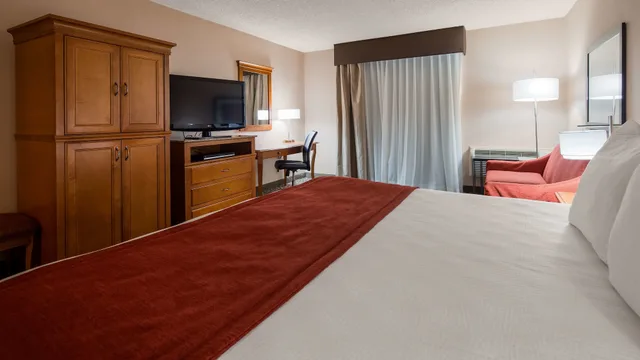 غرفة قياسية بسرير كينج في الطابق الأرضي، Best Western Plus Oak Harbor Hotel & Conference Center 1/10
