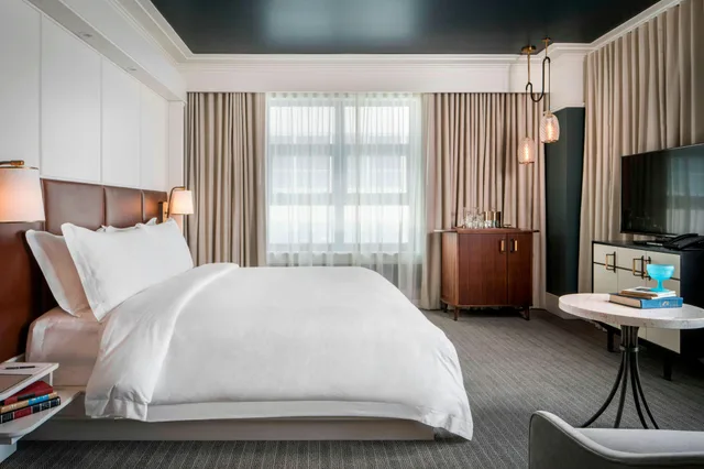 Room, King Bed, PERRY LANE HOTEL, A LUXURY COLLECTION HOTEL, SAVANNAH 2/5