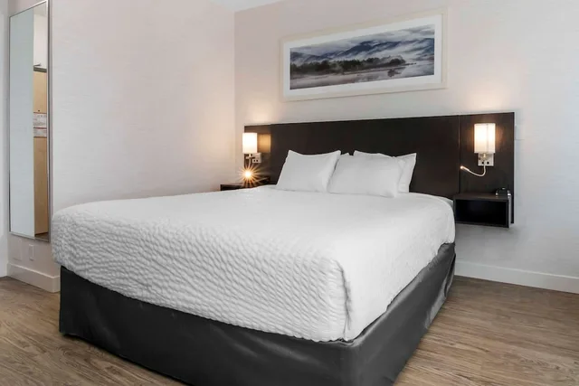 غرفة قياسية بسرير كينج، Quality Inn Nanaimo Downtown 2/10