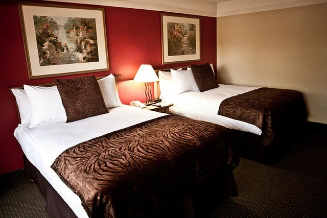 غرفة بسريرين مزدوجين، Atrium Hotel at Orange County Airport 3/3