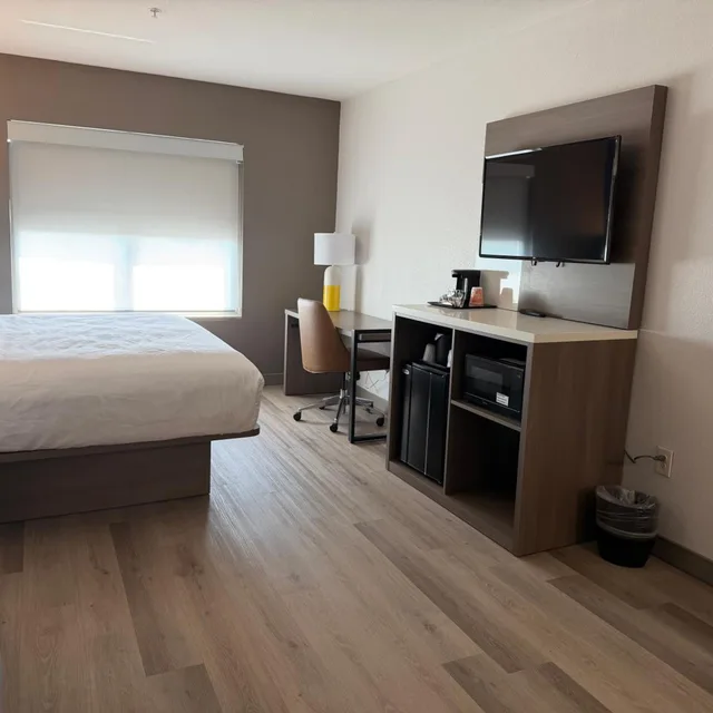 جناح بسرير كينج بغرفة نوم واحدة مع أريكة، Comfort Inn & Suites Concord (Kannapolis) 5/9