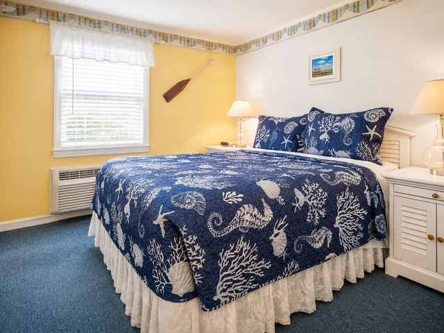 كوخ بسرير كوين بغرفة نوم واحدة مع أريكة، Colonial Acres Resort 3/6