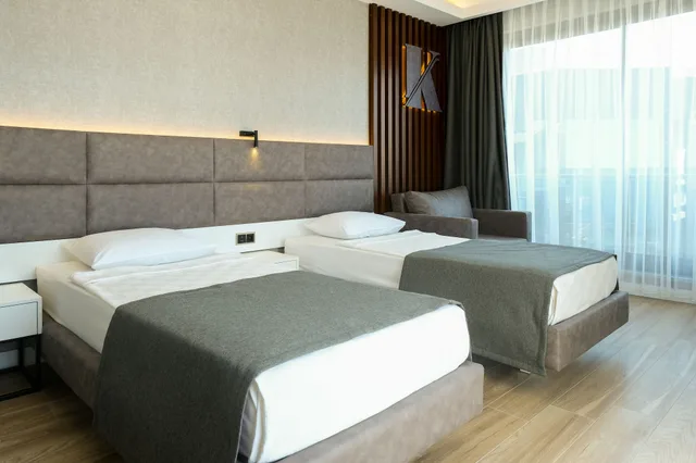 غرفة ديلوكس عائلية بسرير كوين وسريرين منفصلين، Kaila Beach Hotel 3/6