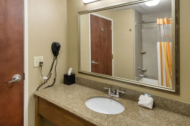 غرفة بسرير كينج، La Quinta Inn & Suites by Wyndham Boone University 7/8