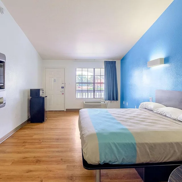 Room, King Bed, Accessible, Motel6 Canton, TX 1/10