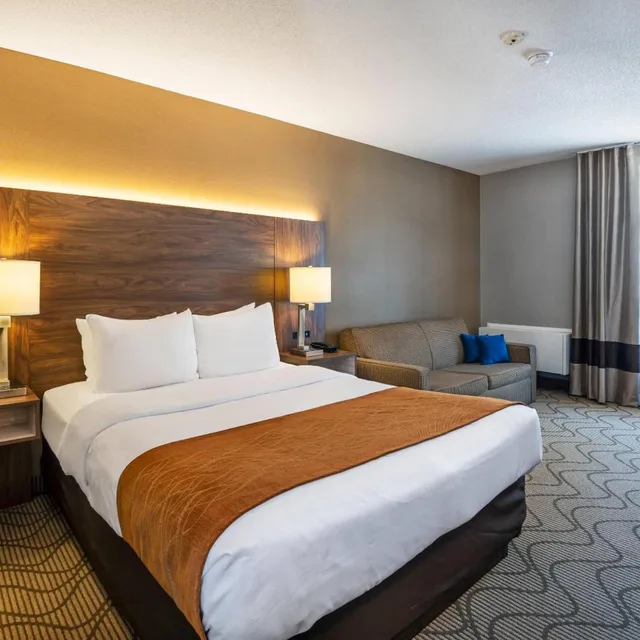 غرفة بسرير كوين مع أريكة في طابق مرتفع، Comfort Inn North Bay 3/6