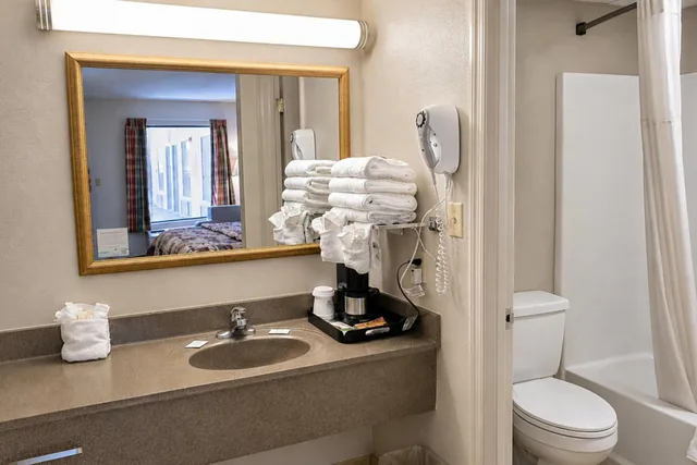 غرفة بسرير كينج مع أريكة، Days Inn by Wyndham Apple Valley Pigeon Forge/Sevierville 4/7