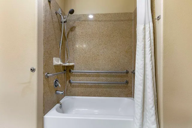 جناح بسرير كينج مع أريكة بمنطقة جلوس بحوض استحمام لذوي الإعاقة، Best Western Franklin Town Center Hotel & Suites 4/4