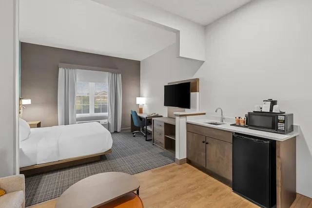 جناح بسرير كينج مع أريكة لذوي الإعاقة، Comfort Suites Hotel and Conference Center, Berlin OH 3/4