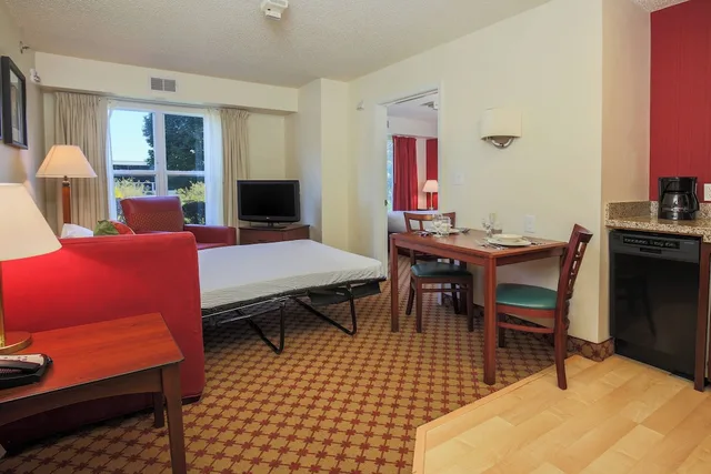 جناح بسرير كوين بإطلالة على المدينة بغرفة نوم واحدة مع أريكة، Residence Inn by Marriott Flint 4/10