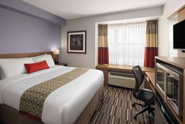 غرفة بسرير كوين، Microtel Inn And Suites By Wyndham Kirkland Lake 3/4