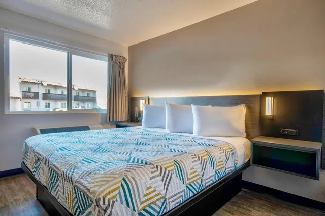 غرفة بسرير كينج للمدخنين، Motel6 Santa Fe, NM 1/7