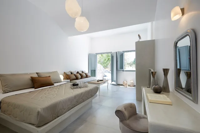 Suite, King Bed, Outdoor Jetted Tub, Sofa، Amara Suites Santorini 3/8