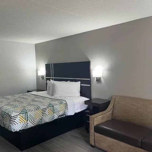 1 King Bed - Non-Smoking, Micfridge، Motel6 Spindale, NC - Forest City 1/5