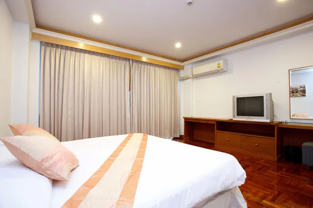 3 Bedrooms, Family Suite, 3 Double Beds, Chaidee Mansion 2/10