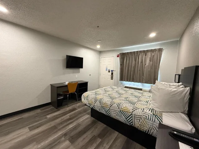 1 Queen Bed ADA/RI Shower/Nsmk/Kitchen، OYO 1000969 Studio6 Tacoma, WA - South 4/10