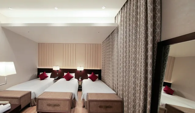 غرفة ثلاثية بثلاثة أسرّة في طابق مرتفع، Solaria Nishitetsu Hotel Seoul Myeongdong 4/8