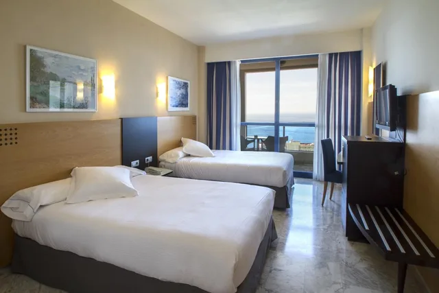 غرفة قياسية بسرير مزدوج أو سريرين منفصلين بشرفة، Madeira Centro Hotel 1/3