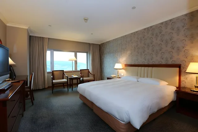 Double Bed, Harbour View, Evergreen Laurel 2/4