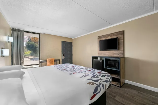 غرفة قياسية بسرير كينج للمدخنين، Rodeway Inn Charlotte South 3/9
