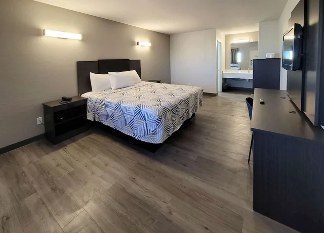 غرفة ديلوكس بسرير كينج لذوي الإعاقة، Motel6 Wichita, KS – South I-35 2/5
