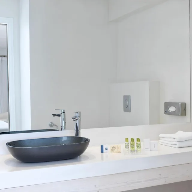 Superior, Double Bed, Caldera View, Hot Tub, Lilium Hotel Santorini 8/9