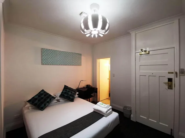 غرفة بسرير كوين، Criterion Hotel 1/2