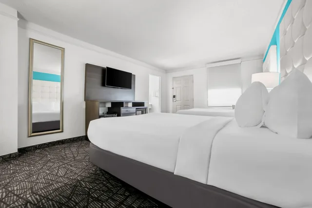 Room, Quadruple, Accessible, Howard Johnson by Wyndham Columbus Fort Benning 2/5