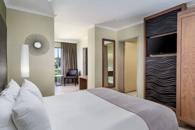 غرفة بسرير كوين بإطلالة على النهر، Protea Hotel By Marriott Upington 1/4