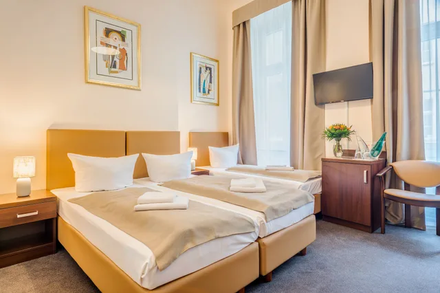 غرفة ثلاثية بثلاثة أسرّة، Upper Room Hotel 3/9
