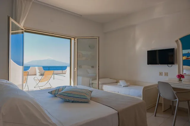 غرفة كومفورت ثلاثية بسرير مزدوج وسرير فردي بإطلالة على البحر، CDSHotels Terrasini 5/10