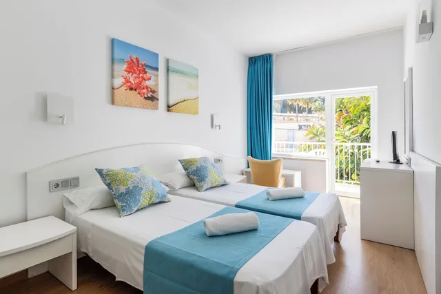 غرفة قياسية بسرير كوين بشرفة، Neptuno Paguera Hostal 2/8