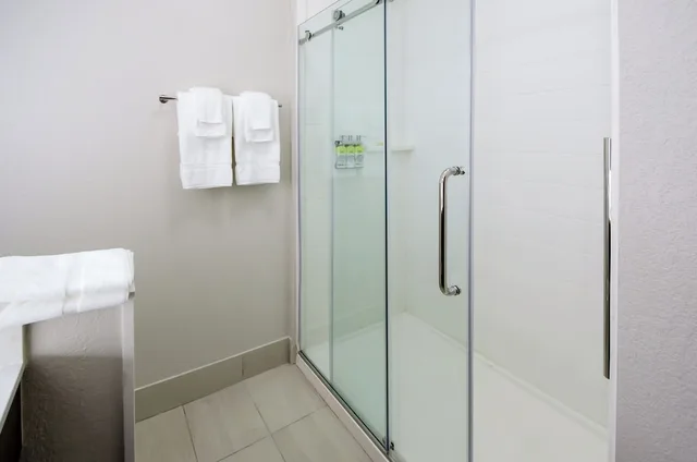 غرفة قياسية بسرير كينج، Holiday Inn Express and Suites Taylor 4/4