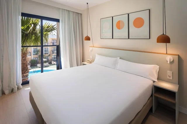 Sol, Suite, King Bed, Pool View, Sofa, Kitchen، Sol Sancti Petri 1/5