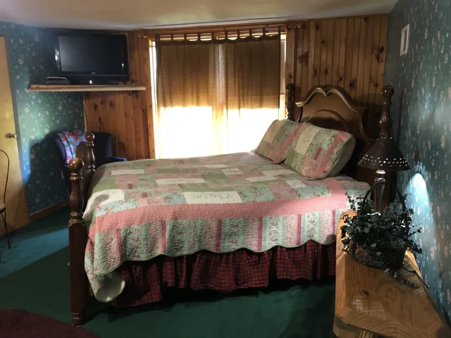 غرفة بسرير كوين، Evergreen Cottage Inn & Cabins 1/1