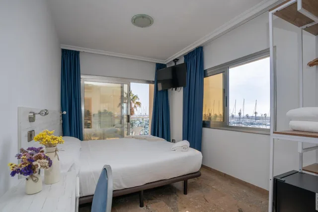 غرفة بسرير مزدوج بإطلالة على البحر بشرفة، Port Sitges Resort Hotel 5/10